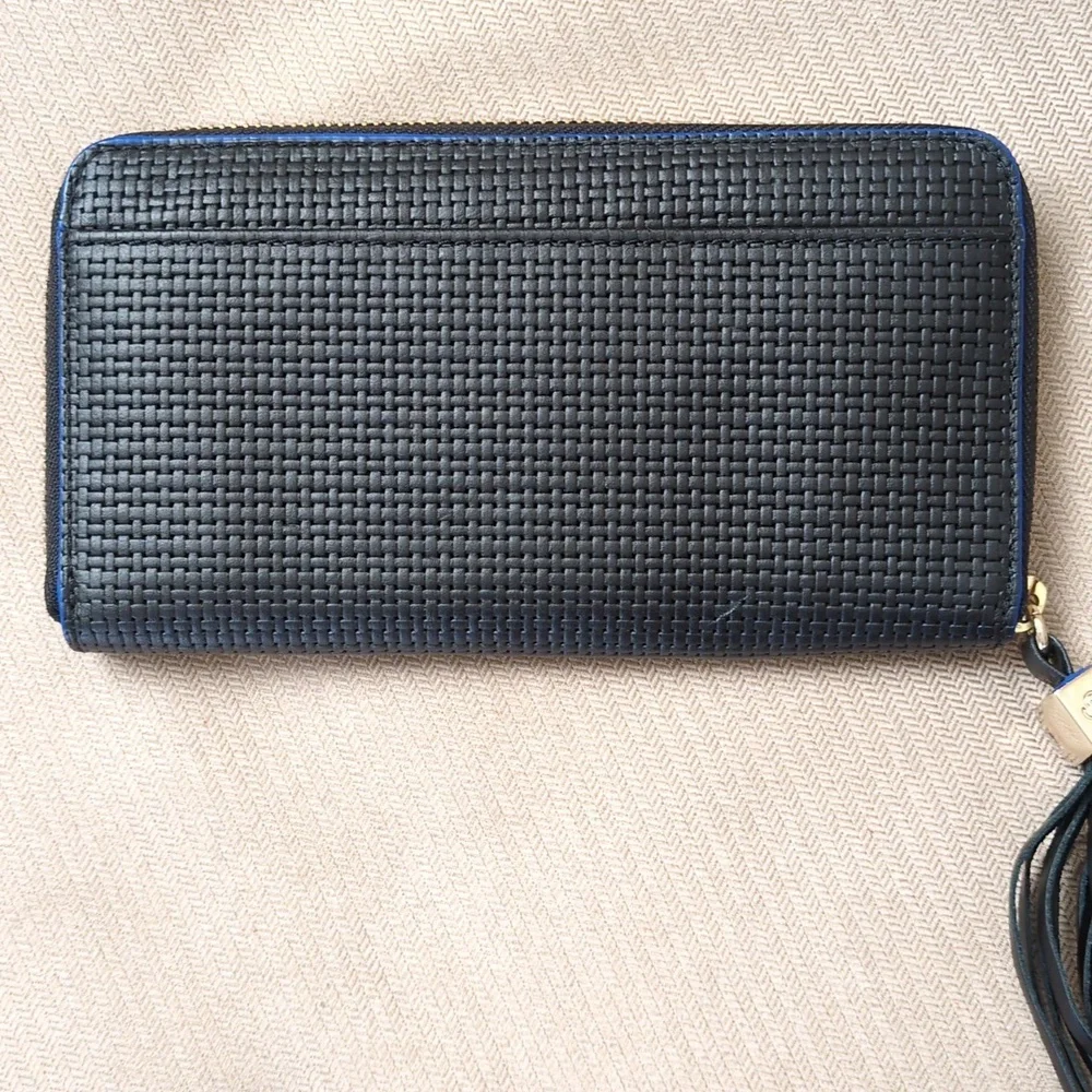 Stella & Dot Mercer Zip Wallet In Black Weave